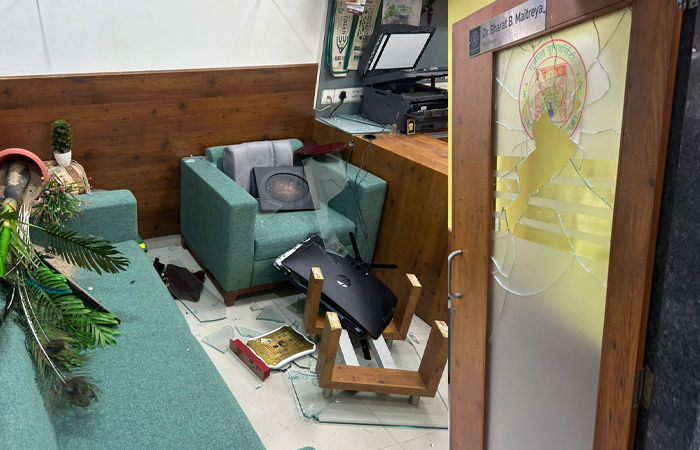 ગુજરાત યુનિવર્સિટીના બોટની વિભાગમાં પૂર્વ કોન્ટ્રાક્ટ કર્મચારીએ મચાવ્યો આતંક, ઓફિસમાં કરી તોડફોડ 1 - image