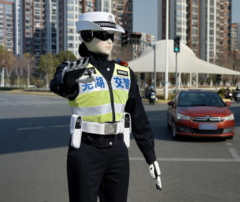 ચીનમાં ટ્રાફિક પોલીસના સ્થાને એઆઇ રોબોટે પહેરી લીધી વર્દી 3 - image