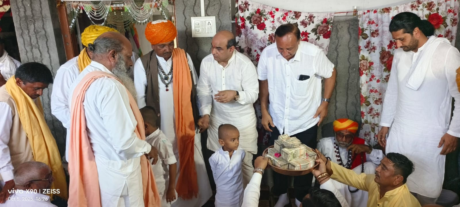 સોશિયલ મીડિયા પર વીડિયો જોઈ સુરતીનું હ્રદય દ્રવી ઉઠ્યુંઃ અમરેલીના શહીદ જવાનને કરી 21 લાખની મદદ 2 - image