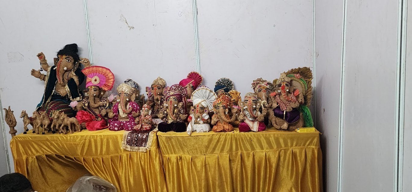 સુરતમાં યોજાયેલ માટી ફેર: નાળિયેર ચિન અને માટી ગણેશજીની પ્રતિમા વિસર્જન પછી ફળદ્રુપ થઈ જશે. સુરત કારીગરી હસ્તકલા ઇકો મૈત્રીપૂર્ણ ગણેશ મુર્તી નાળિયેરની ભૂકી અને માટીનો ઉપયોગ કરીને