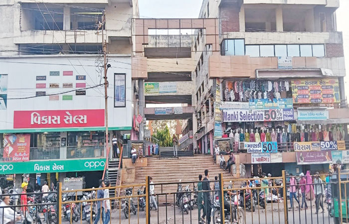 નડિયાદ મહાનગરપાલિકા હસ્તકના સંતરામ નિલયમ કોમ્પ્લેક્સમાં ભાડાપટ્ટો પૂર્ણ થયો હોવા છતાં તંત્ર મૌન 1 - image
