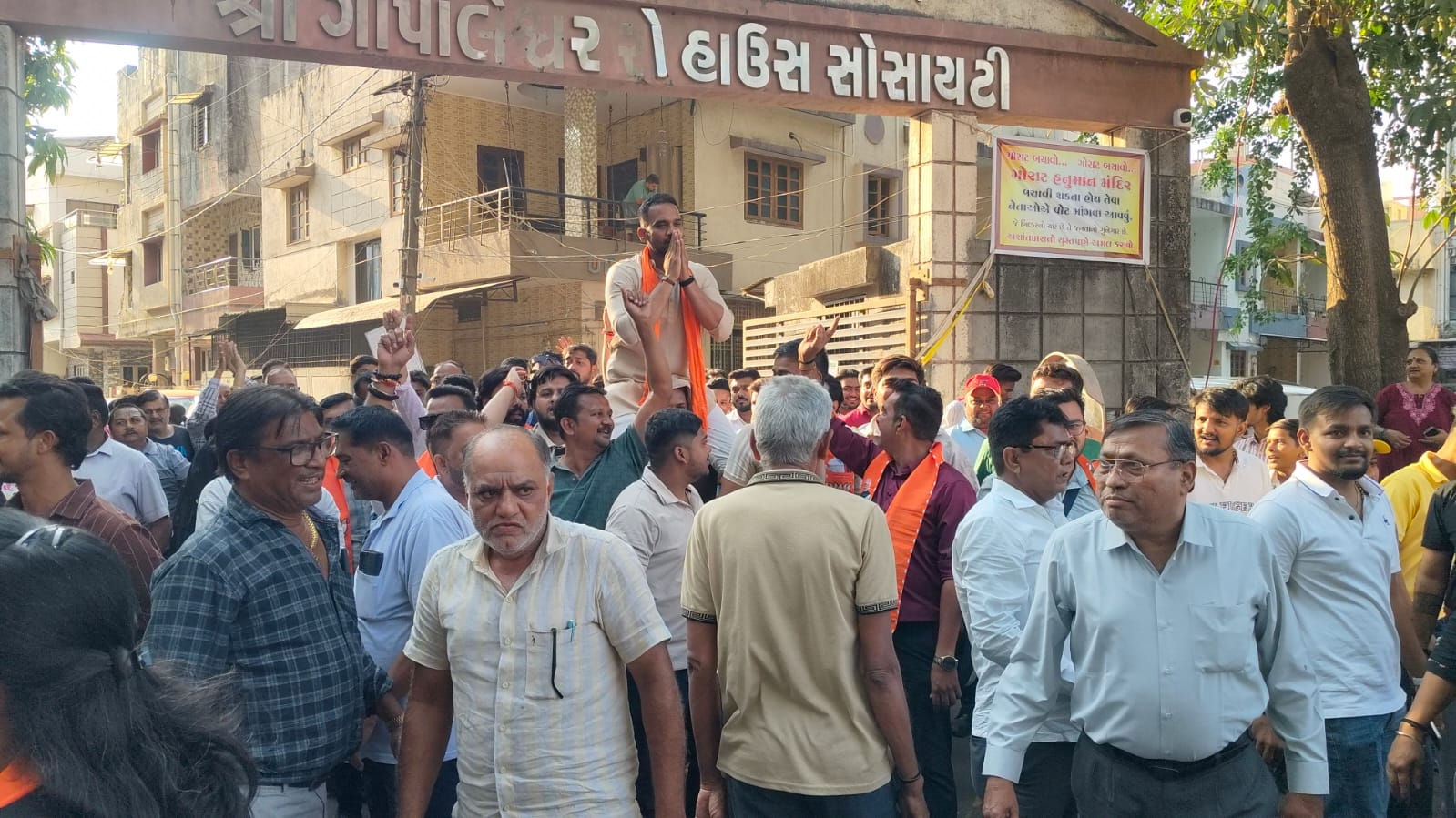 સુરતમાં ભાજપના ગઢ વિસ્તારમાં લોકોએ નેતાઓને ધકેલી દીધા, પોલીસને 3 બોલાવવી પડી - તસવીર