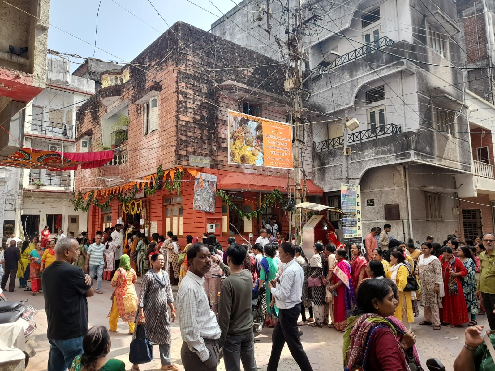 વડોદરા: ભગવાન નરસિંહજીના વરઘોડામાં હજારો ભક્તો જાનૈયા બન્યા, ચાંદલા વિધિ માટે લાગી લાંબી કતાર 2 - image