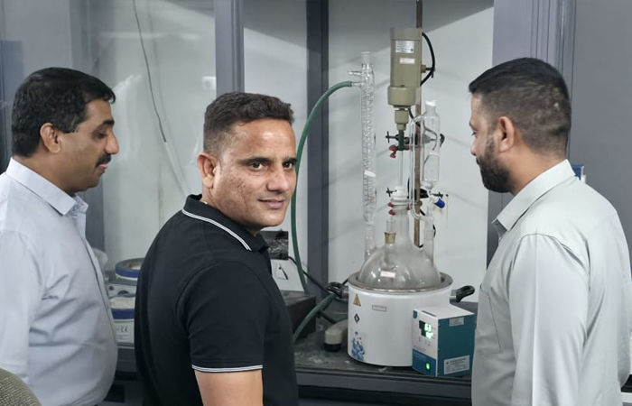 સુરતમાં ડ્રગ્સ બનાવવાની ફેક્ટરી ઝડપાઈ, SOG દ્વારા 'ક્રિસ્ટલ મેથ' ડ્રગ્સ બનાવતા 3ની ધરપકડ - તસવીર