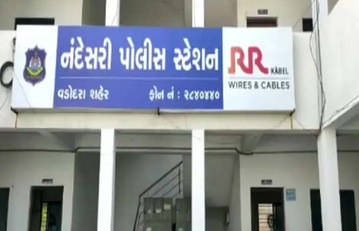 કારના દરવાજા તથા જમીનમાં સંતાડેલ દારૂનો જથ્થો પોલીસે શોધી કાઢ્યો, 1.44 લાખની મત્તા જપ્ત 1 - image