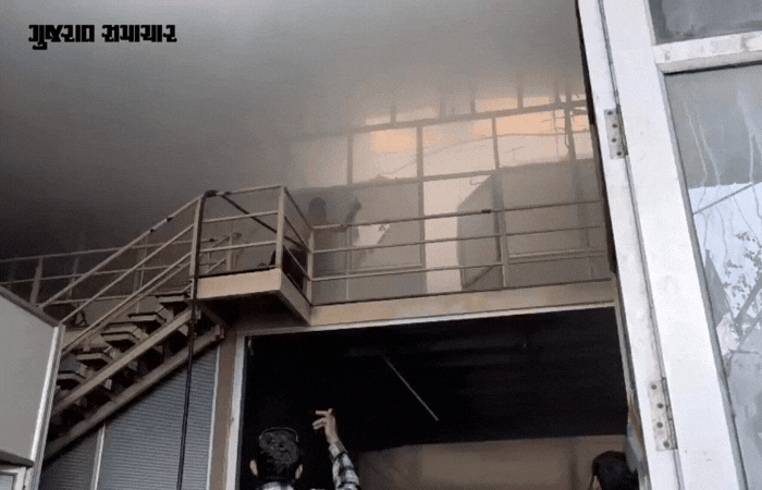 અમદાવાદ: મોરૈયા GIDCની કંપનીમાં લાગી ભીષણ આગ, ફાયરની 8 ગાડી ઘટનાસ્થળે 2 - image