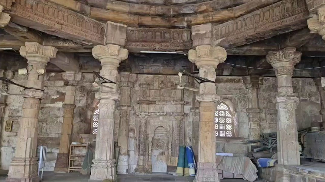 ભરૂચમાં જુમ્મા મસ્જિદના 700 વર્ષથી બંધ ભોંયરામાંથી જૈન તીર્થંકર મલ્લિનાથ ભગવાનની પ્રતિમા મળી 2 - image