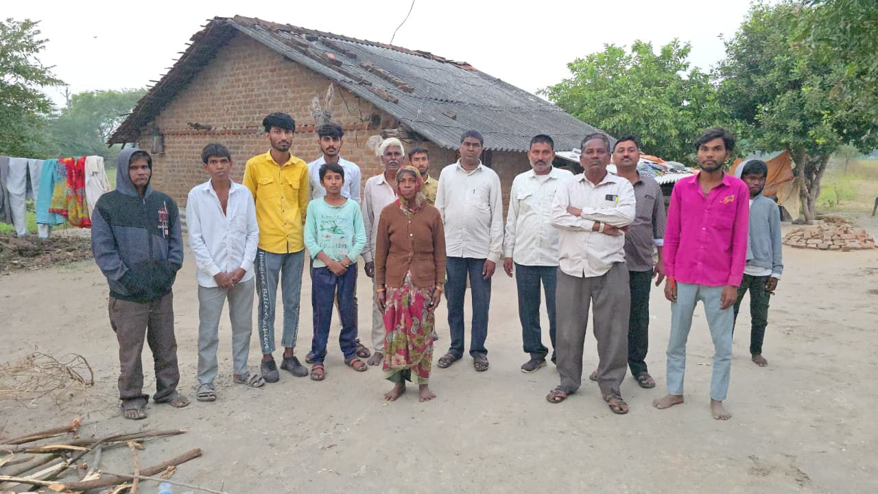 પંચમહાલના વરિયાલ ગામે 50 વર્ષથી રહેતા વૃદ્ધ દંપતનીના ઘરને સીલ કરાયું, ગેરકાયદે કબજો હોવાથી તંત્રની કાર્યવાહી 3 - image