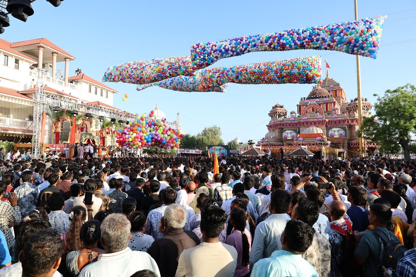 સાળંગપુર: હનુમાન જયંતી નિમિત્તે 'કૃતજ્ઞતા મહામહોત્સવ'ની ઉજવણી, દાદાએ ધારણ કર્યા 8 કિલો સોનાના વાઘા 3 - image