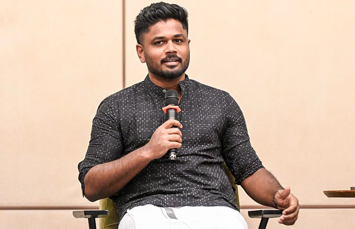 'મેં કહ્યું હતું કે તું એક દિવસ ધોની જેવો બનીશ..', T20 વર્લ્ડ કપમાં ધૂમ મચાવનાર સેમસન પર શશી થરુર ફિદા 1 - image