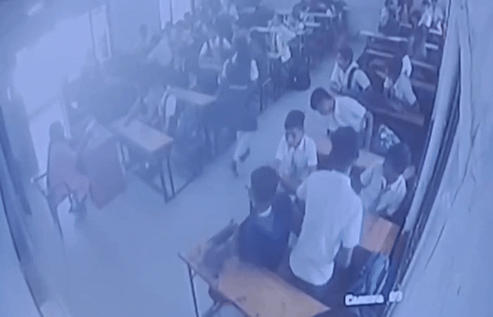 વડોદરામાં GEB સ્કૂલમાં એક વિધાર્થીએ ફેંકેલી પેન બીજા વિધાર્થીને આંખમાં વાગતા ગંભીર ઇજા 1 - image