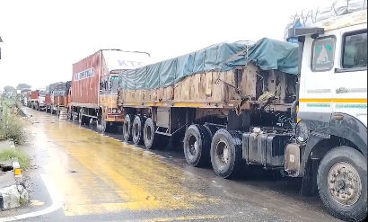VIDEO: બનાસકાંઠાના માલોત્રા ગામનું તળાવ તૂટતા ખેતરોમાં પાણી ફરી વળ્યા, સ્કૂલ પણ જળમગ્ન, ખેડૂતો નિરાશ 2 - image