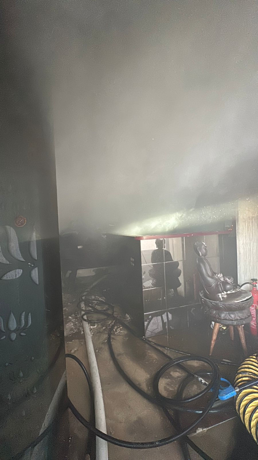 અમદાવાદ: ચાંદખેડાના પેલેડિયમ બિઝનેસ હબમાં લાગેલી આગ ભારે જહેમત બાદ કાબૂમાં, સ્પા સેન્ટર બળીને ખાક 4 - image