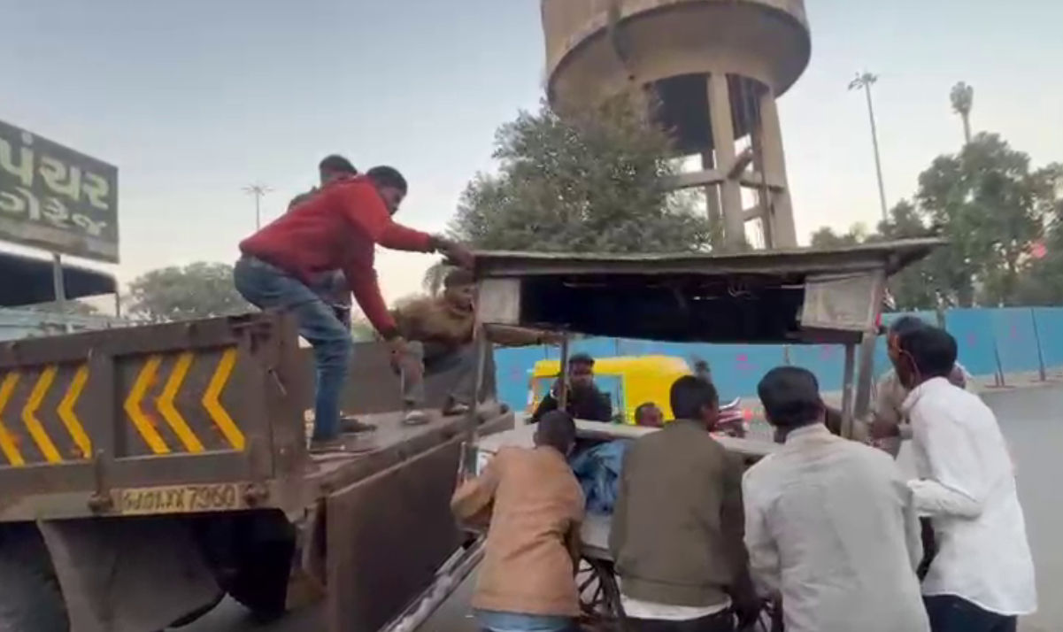 વાહ રે તંત્ર! અમદાવાદમાં લારી ગલ્લા જપ્ત કરી લાખોનો દંડ વસુલ્યો, આડેધડ ખોદકામ અને ટ્રાફિક જામનું શું? 3 - image