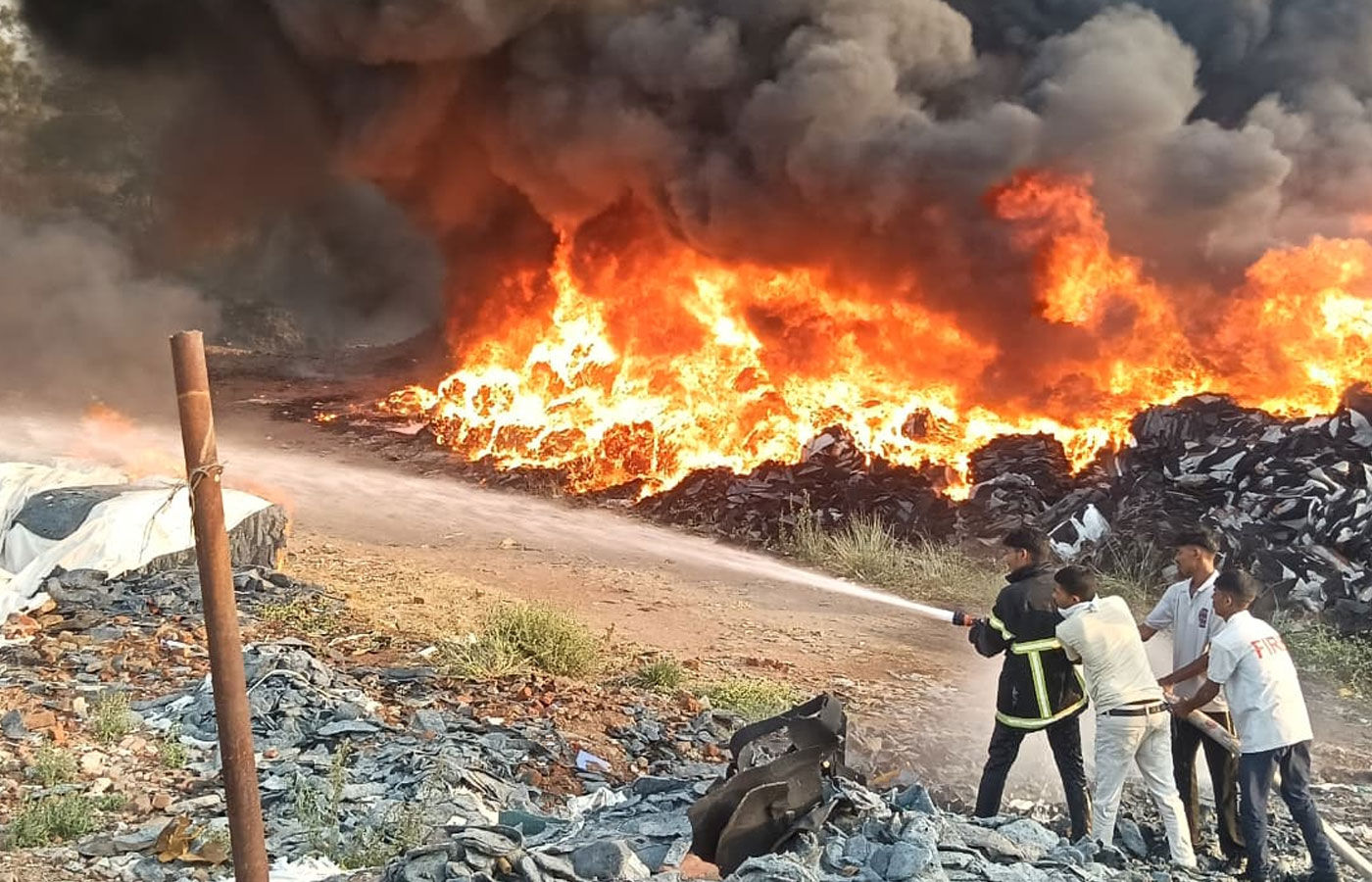 હાલોલ-પાવાગઢ રોડ પર સ્ક્રેપના ગોડાઉનમાં ભીષણ આગ; આકાશમાં ધુમાડાના ગોટેગોટા, ફાયર ફાઈટરો ઘટનાસ્થળે 1 - image