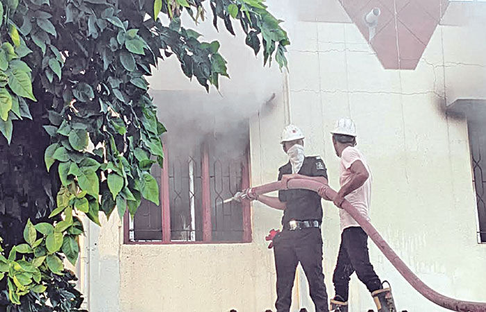 સુરેન્દ્રનગરમાં રાધે ટેનામેન્ટમાં પતંગ-દોરીના ગોડાઉનમાં આગ લાગી 1 - image