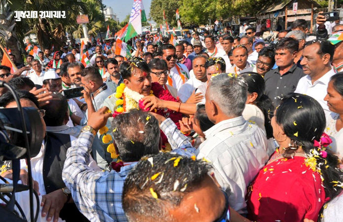 વડોદરામાં ભાજપ-કોંગ્રેસના કાર્યકર્તાઓ બાખડ્યા, પોલીસે વચ્ચે પડીને મામલો થાળે પાડ્યો 1 - image