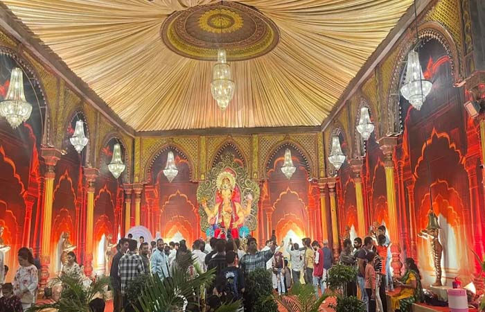 સુરત: લાલ બાગના રાજાએ કૈલસનાગર ગણેશ મંડપના રાજાને દર્શન 3 માં શ્રીજી સાથે પહેર્યો - છબી