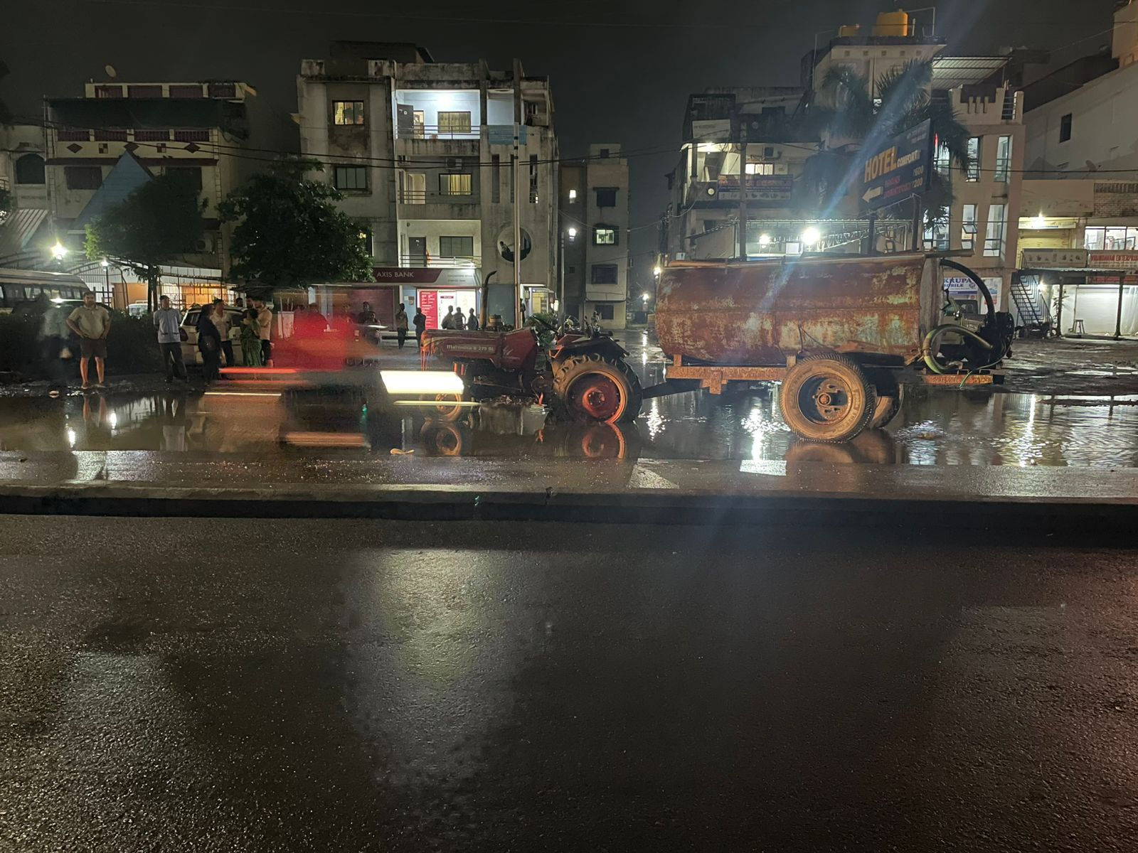 ઇચ્છાપોર રોડ પર રોંગ સાઇડ દોડતા પાણીના ટ્રેકટરે કારને અડફટે લેતા માતા-પુત્રનું મોત 1 - image