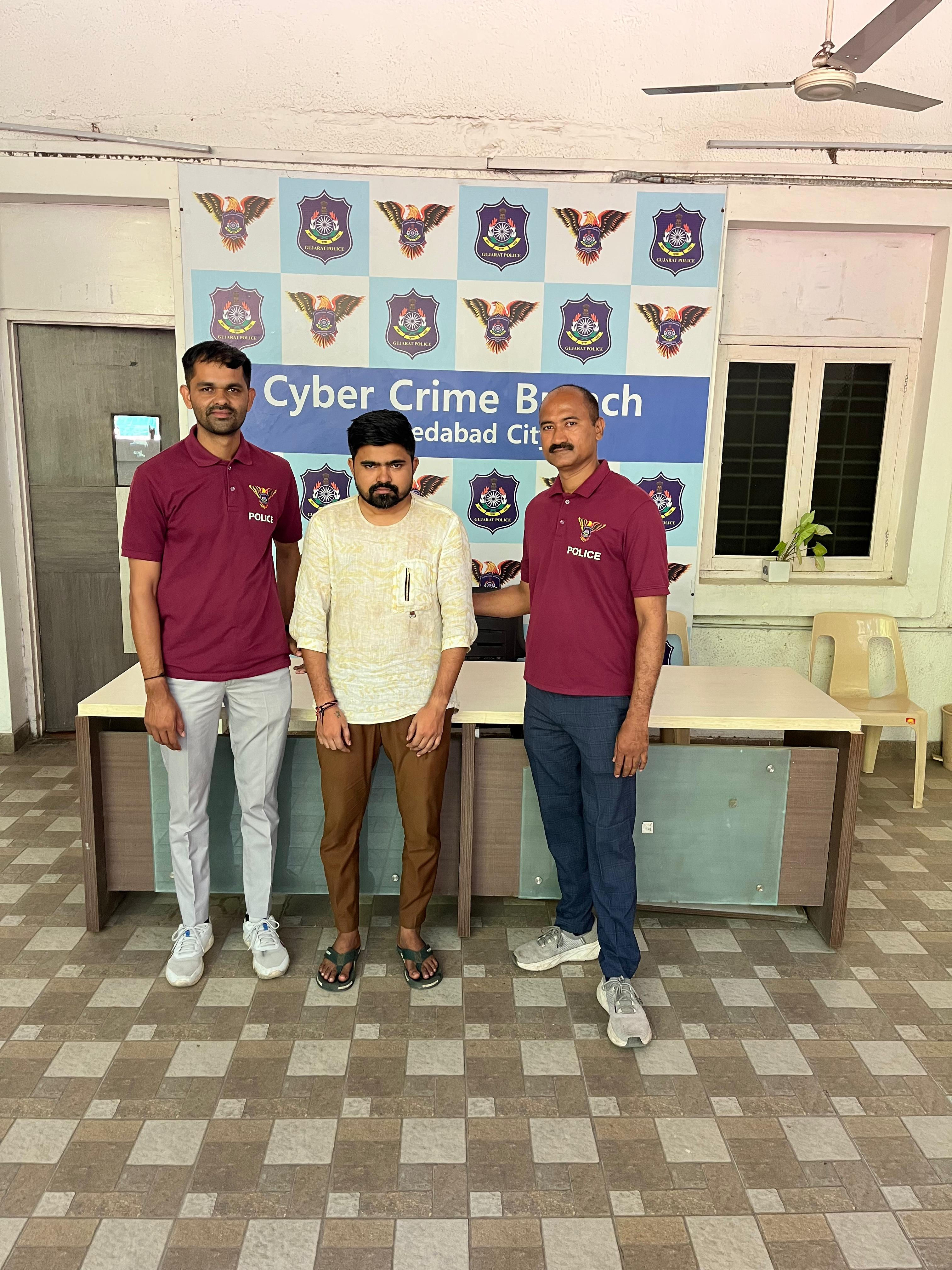 સાયબર ક્રાઇમના ત્રણ ગુનાઓમાં સંડોવાયેલા પાંચ આરોપીઓ ઝડપાયા 2 - image