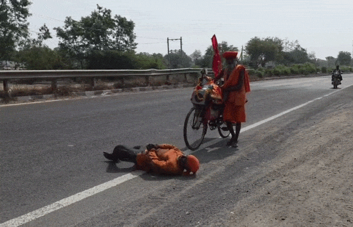 હાથ-પગમાં સાંકળ બાંધી ગબડતા વૈષ્ણોદેવી જવા નીકળેલા શ્રદ્ધાળુ ગુજરાત પહોંચ્યા, પુત્રના જીવનદાન માટે પિતાનું કઠોર તપ 1 - image