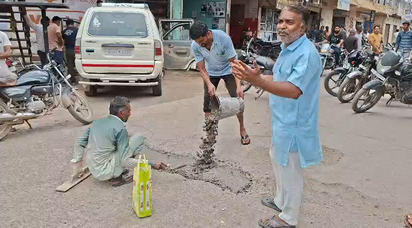 VIDEO: સાવરકુંડલામાં ભાજપના પૂર્વ કોર્પોરેટરનો અનોખો વિરોધ, દુકાને દુકાને ભીખ માંગીને રસ્તાના ખાડા પૂર્યા! 2 - image