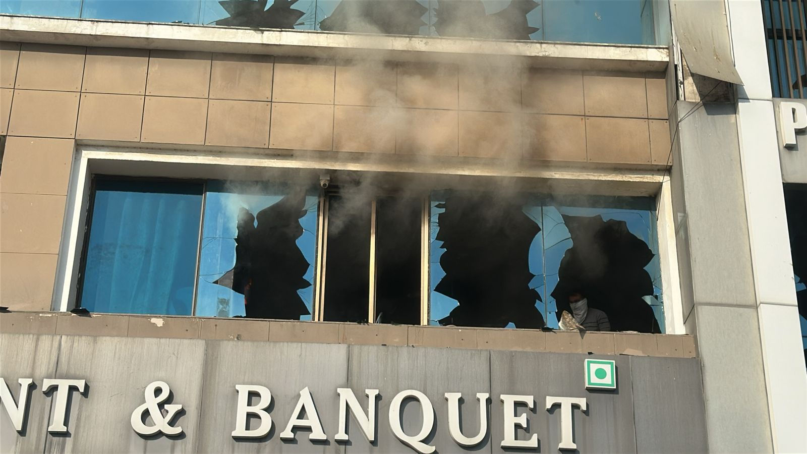 અમદાવાદના સાયન્સ સિટીના કોમ્પ્લેક્સમાં ભીષણ આગ, ફસાયેલા 50થી વધુ લોકોનો બચાવ કરાયો 3 - image