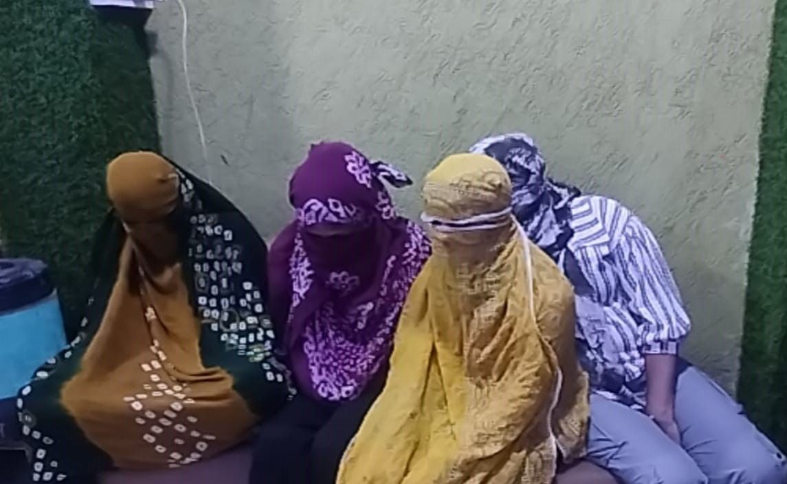 ચાલો તેનો સામનો કરીએ, પોલીસના દરોડાની પણ સ્પા સંચાલકો 3 પર કોઈ અસર થતી નથી - છબી