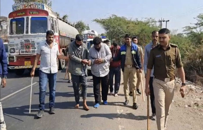 વિંછીયામાં પોલીસ પર પથ્થરમારો થતાં લાઠીચાર્જ, ટીયરગેસ છોડાયો 1 - image