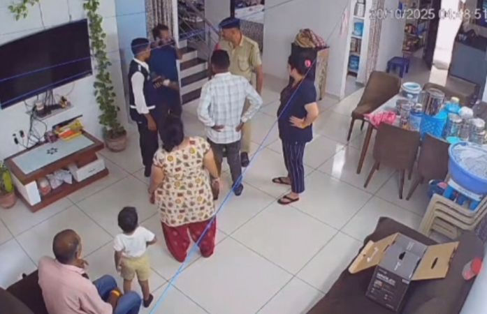 નર્મદા TDO પતિ-પત્નીનો ખટરાગ: પત્નીના દહેજના આક્ષેપ બાદ સાસુએ નોંધાવી પુત્રવધૂ સામે હુમલાની FIR 1 - image