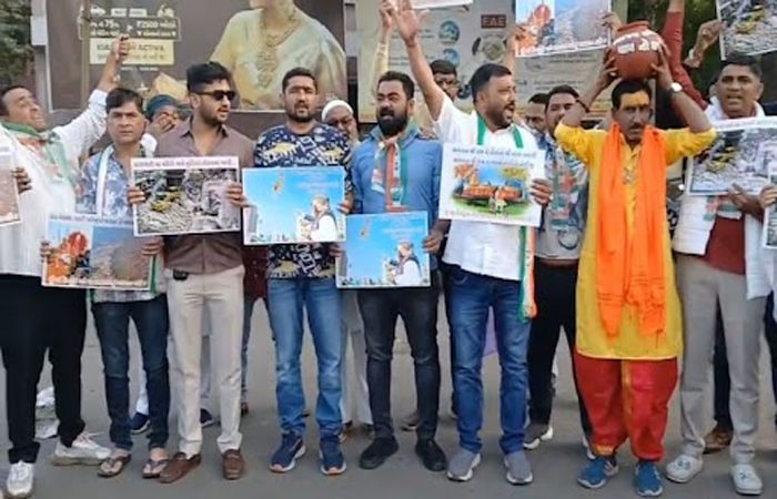 જામનગરના લાલ બંગલા સર્કલમાં કોંગ્રેસ દ્વારા ઉત્તરપ્રદેશના માધ મેળા સાધુ સંતોના અપમાનના સંદર્ભમાં રસ્તા રોકો આંદોલન કરાયું : પોલીસ દ્વારા 19ની અટકાયત 2 - image