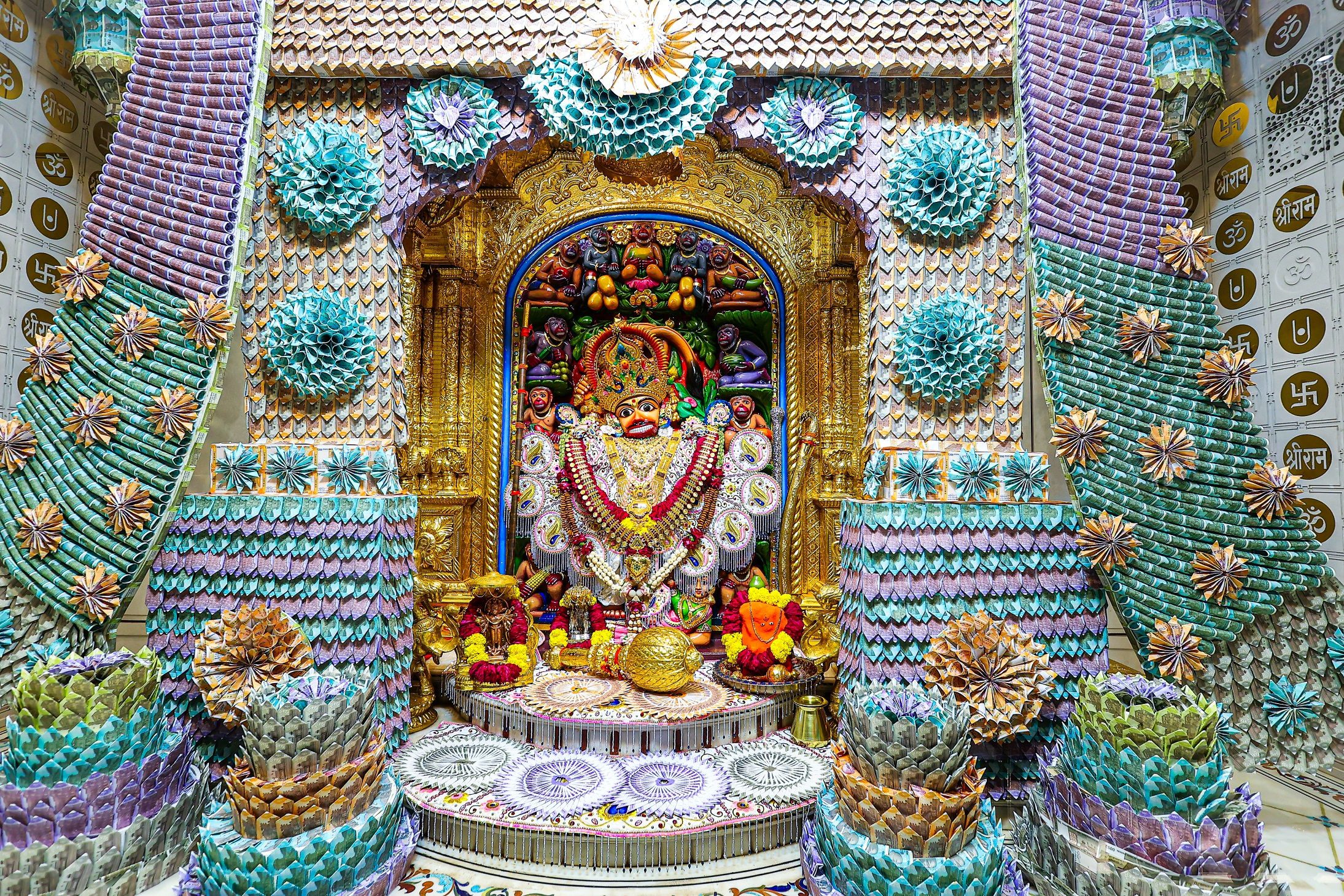 Video: કારતક માસના પહેલાં શનિવારે સાળંગપુરમાં ભક્તોનું ઘોડાપૂર! ચલણી નોટોથી કરાયો 'દાદા'નો શણગાર 2 - image