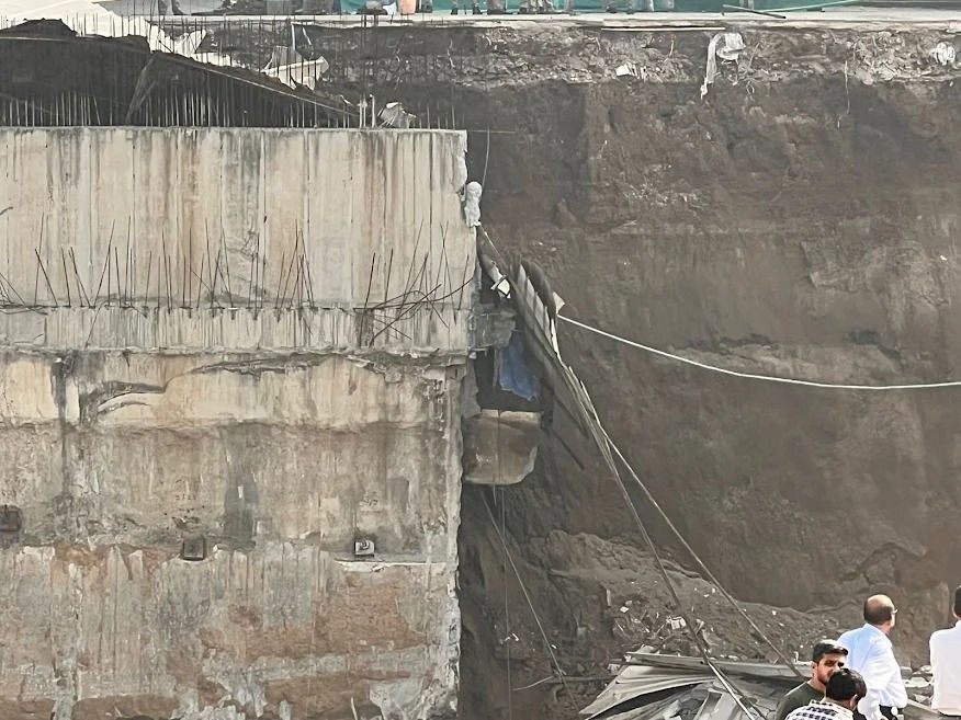 સુરતમાં બાંધકામ સ્થળે માટી ધસી, આજુબાજુની ઈમારતો ખાલી કરાવાઈ, તંત્રએ કરી મોટી કાર્યવાહી 3 - image