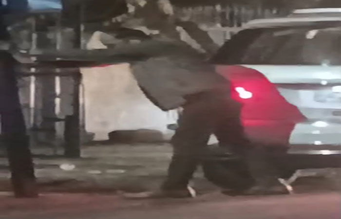 વજુભાઈ વાળાની કાર પાર્ક કરવા સાઈન બોર્ડને હચમચાવી નાખ્યું 1 - image