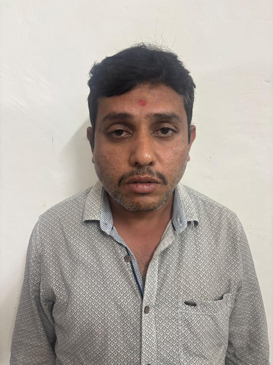 તા. પંચાયતના અધિકારી વતી ૧.૫૦ લાખની લાંચ લેતા કોન્સ્ટેબલ ઝડપાયો 3 - image