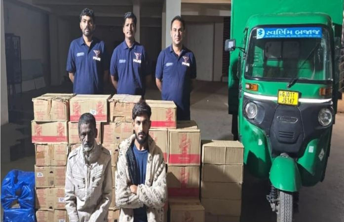 અમદાવાદમાં દારૂબંધીના ધજાગરા: જુહાપુરામાં ખુલ્લા પ્લોટમાંથી રૂ. 2 લાખનો દારૂનો જથ્થો ઝડપાયો, 2ની ધરપકડ 1 - image