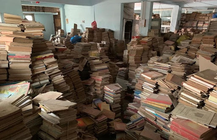 પરીક્ષામાં પુસ્તક ન મળતા ઘરને જ લાઇબ્રેરી બનાવનાર પુસ્તકપ્રેમી રવજીભાઈની બીજી પુણ્યતિથિએ મોટા દિકરાએ હરતી ફરતી લાઇબ્રેરી બનાવી 2 - image