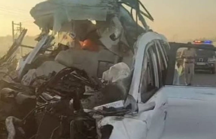 કરુણાંતિકા! હાઈવે પર ત્રણ વાહનો વચ્ચે ટક્કર થતાં 7ના મોત, બેંગલુરુમાં ગમખ્વાર અકસ્માત 1 - image