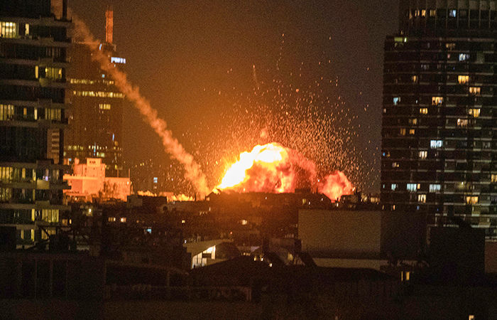 1200 બોમ્બ, 200 ફાઈટર જેટ્સ, 500 ટાર્ગેટ... અમેરિકા-ઈઝરાયલે કેવી રીતે પાર પાડ્યું 'મિશન ખામેનેઈ'? 1 - image