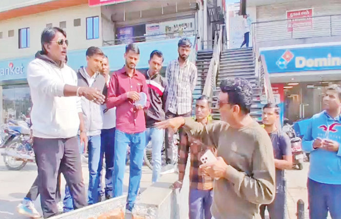 નડિયાદમાં કેનાલથી ડી-માર્ટ સુધીના રોડ પર બિલ્ડરોની દબાણ વિભાગ સાથે જીભાજોડી 1 - image