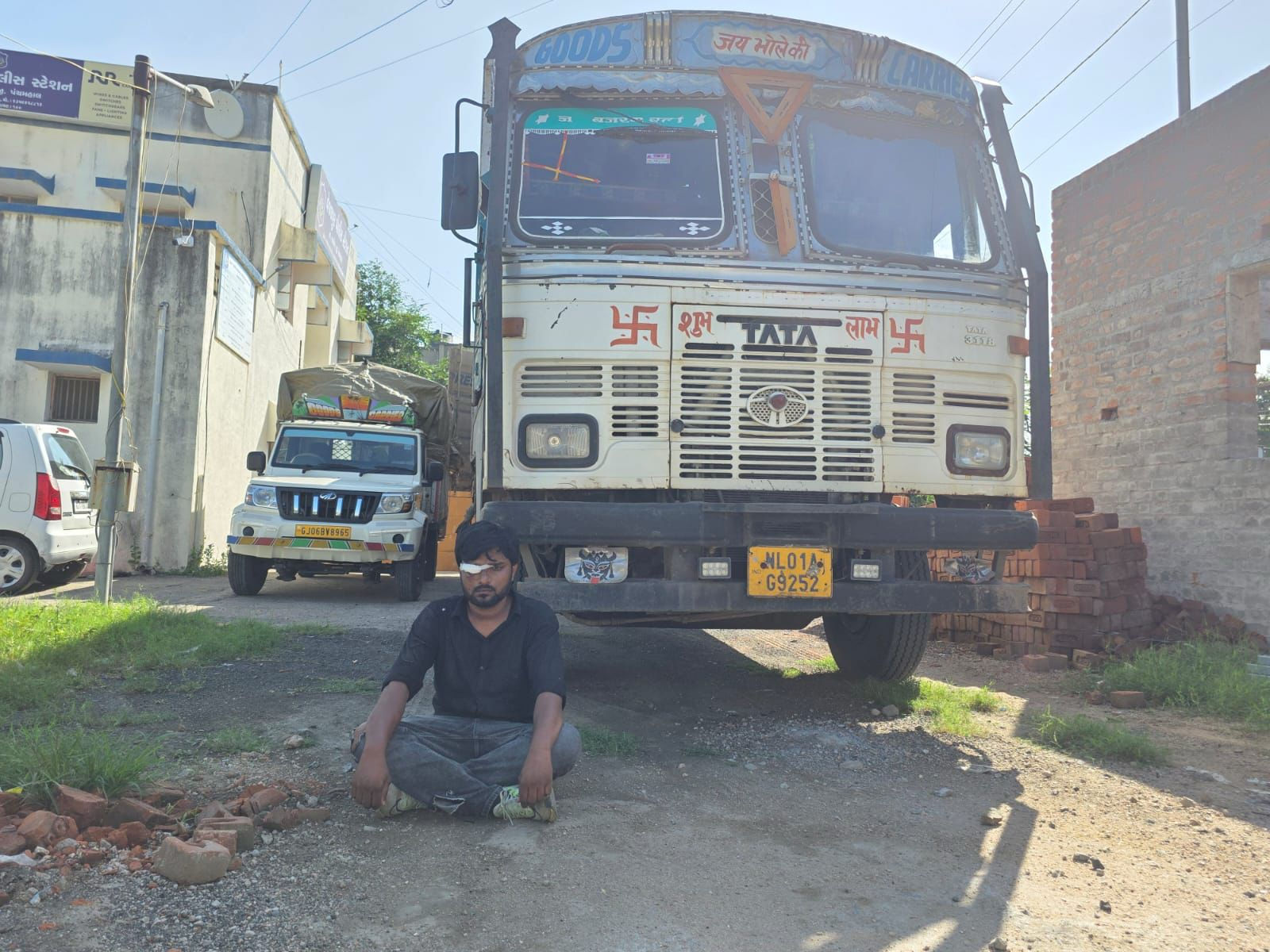 ગોધરાના ફાર્મહાઉસમાં વિદેશી દારૂનું 'ગોદામ': રૂ. 1 કરોડના જથ્થા સાથે બે આરોપીની ધરપકડ, 13 ફરાર 2 - image