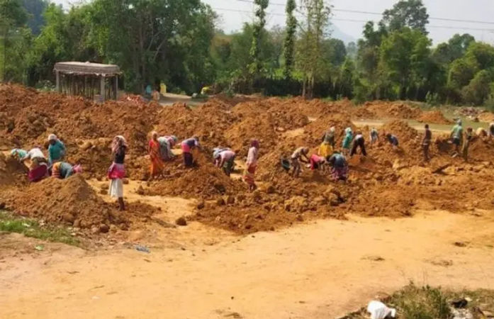 ગરીબો માટે બનેલી યોજનામાં મળતિયાઓને લાભઃ 1 કરોડ શ્રમિકો ચોપડે નોંધાયા પણ કામ ફક્ત 13 લાખને જ મળ્યું 1 - image