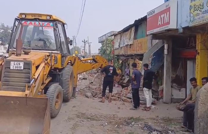 પંચમહાલના વાઘજીપુરમાં 200 જેટલા ગેરકાયદે દબાણો હટાવ્યા, પોલીસ બંદોબસ્ત ગોઠવાયો 2 - image