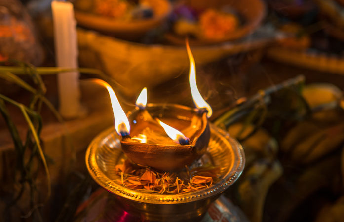 Diwali 2025: કાળી ચૌદશે ઘરમાં જ દક્ષિણ દિશામાં અવશ્ય પ્રગટાવો 'યમ દિપક', જાણો નિયમ 1 - image