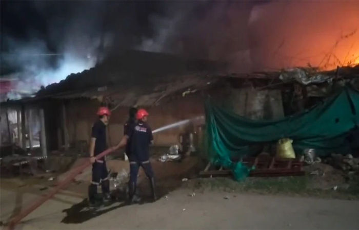 વડોદરા : કોયલીના મકાનમાં રાત્રે ભજનના કાર્યક્રમ દરમિયાન ગેસ સિલિન્ડર લીકેજ થતા આગ, 5 દાઝ્યા 2 - image