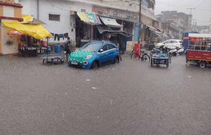 વડોદરામાં સવારથી અવિરત વરસાદ: નીચાણવાળા વિસ્તારો-ગરનાળામાં પાણી ભરાયા, જનજીવન ઠપ | Incessant rain since morning in Vadodara: Water filled in low lying areas and under pass - Gujarat ...