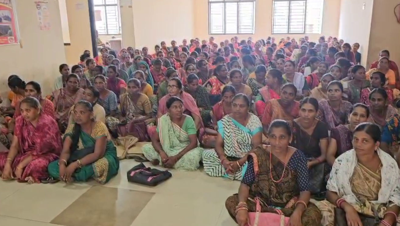 શહેરામાં આશાવર્કર અને ફેસીલેટર બહેનોએ કામગીરીથી અળગા રહી નોંધાવ્યો વિરોધ, ફિક્સ પગારની માગ સાથે મામલતદારને આવેદનપત્ર 4 - image