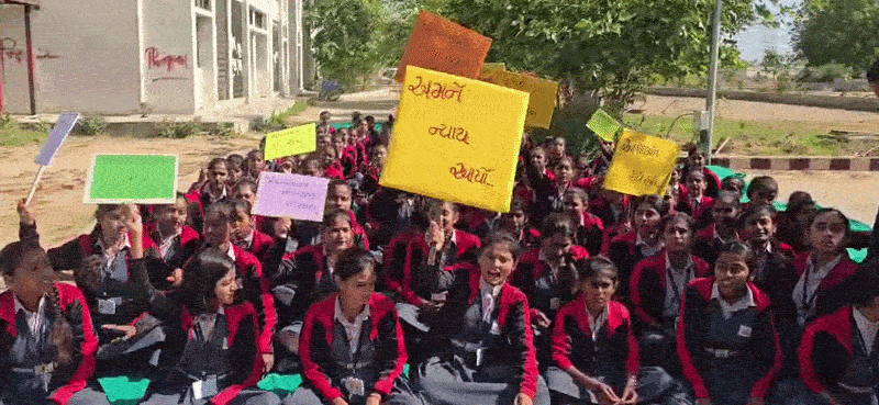 વાવ-થરાદ: મોડલ હોસ્ટેલની વિદ્યાર્થિનીઓનો હલ્લાબોલ, 'વોર્ડન આશાબેન નહીં ચાલે'ના નારા સાથે દેખાવો 1 - image