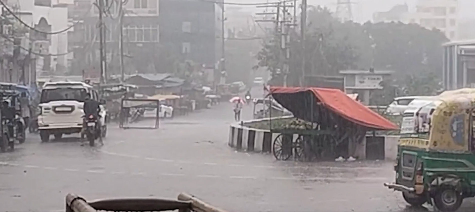 VIDEO : દેશના 6 રાજ્યોમાં વરસાદી કહેર... અનેક ગામો જળમગ્ન, યુપી-રાજસ્થાનમાં પૂરનો ખતરો 4 - image