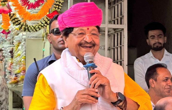 ઈન્દોરમાં ઑસ્ટ્રેલિયાની ક્રિકેટર્સ સાથે છેડતી મામલે ભાજપ નેતાએ ખેલાડીઓનો જ વાંક કાઢ્યો, કહ્યું- સૂચના વિના બહાર ન જવાય 1 - image